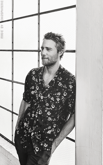 Jake McDorman HhyoH8T6_o