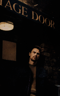 Theo James  NgERTEJS_o