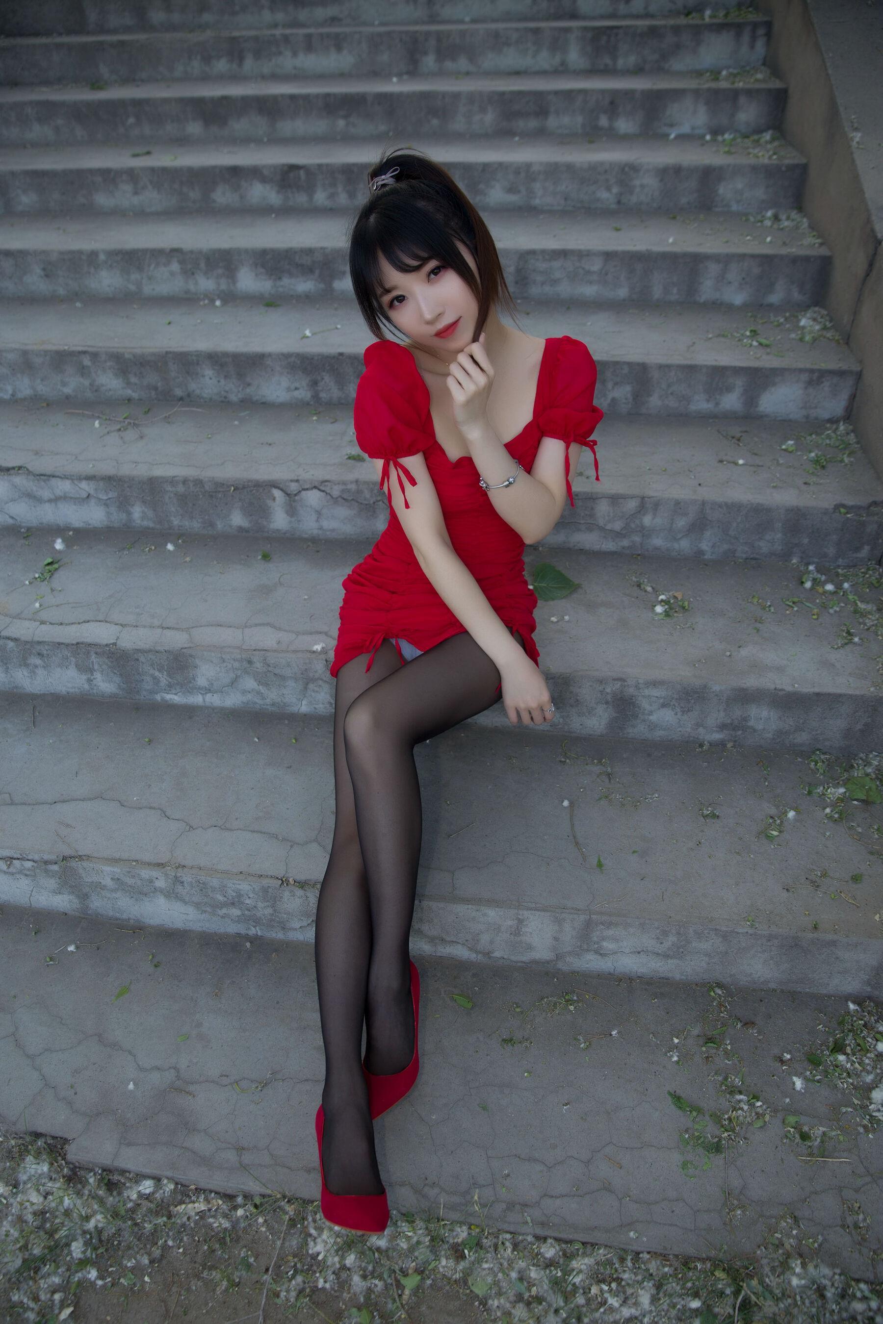 国模套图 小女巫露娜《户外小红裙》(56)