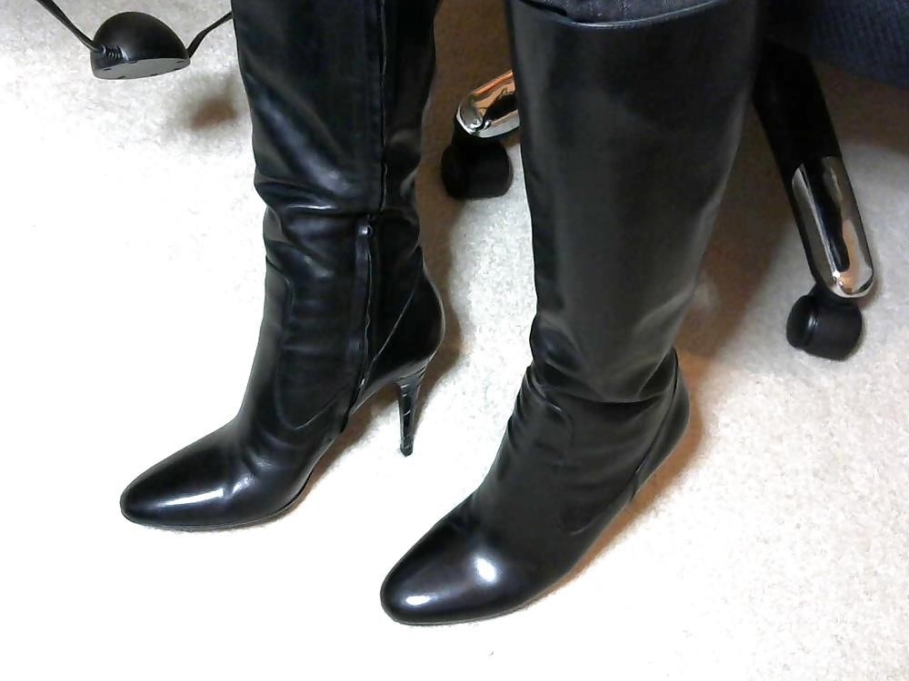 Black burberry rain boots-6569