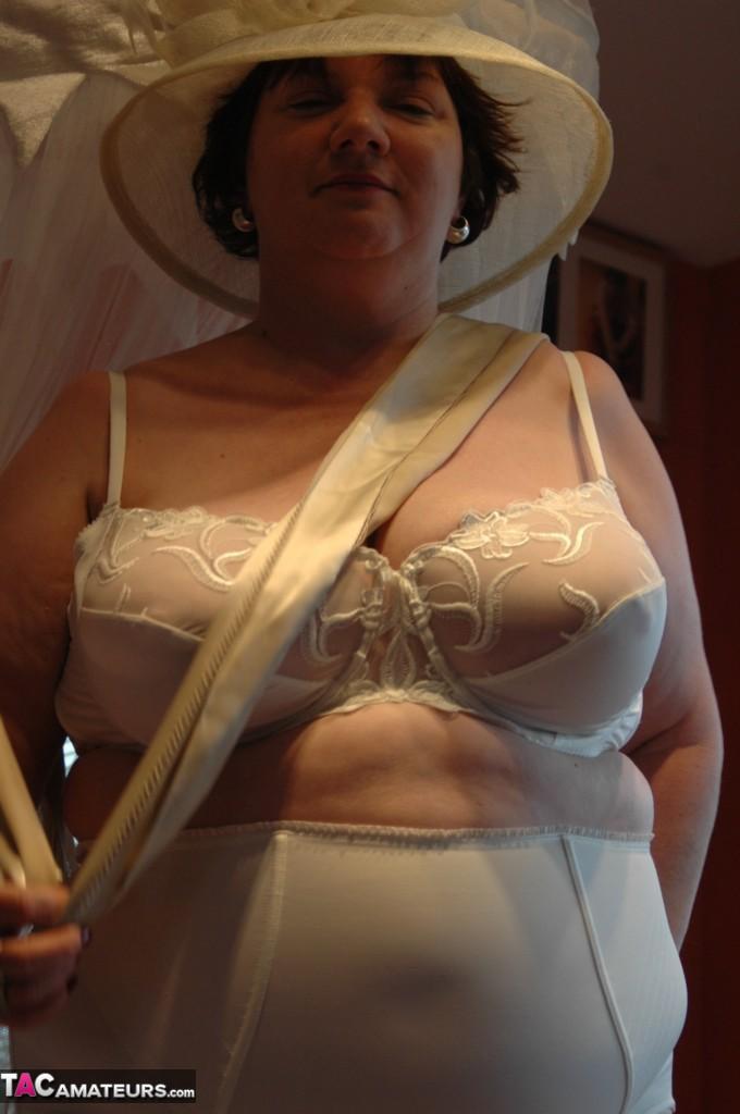 British BBW Chris 44g dons a big hat in her underthings and nylons(19)