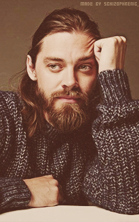 Tom Payne J8mykHp1_o