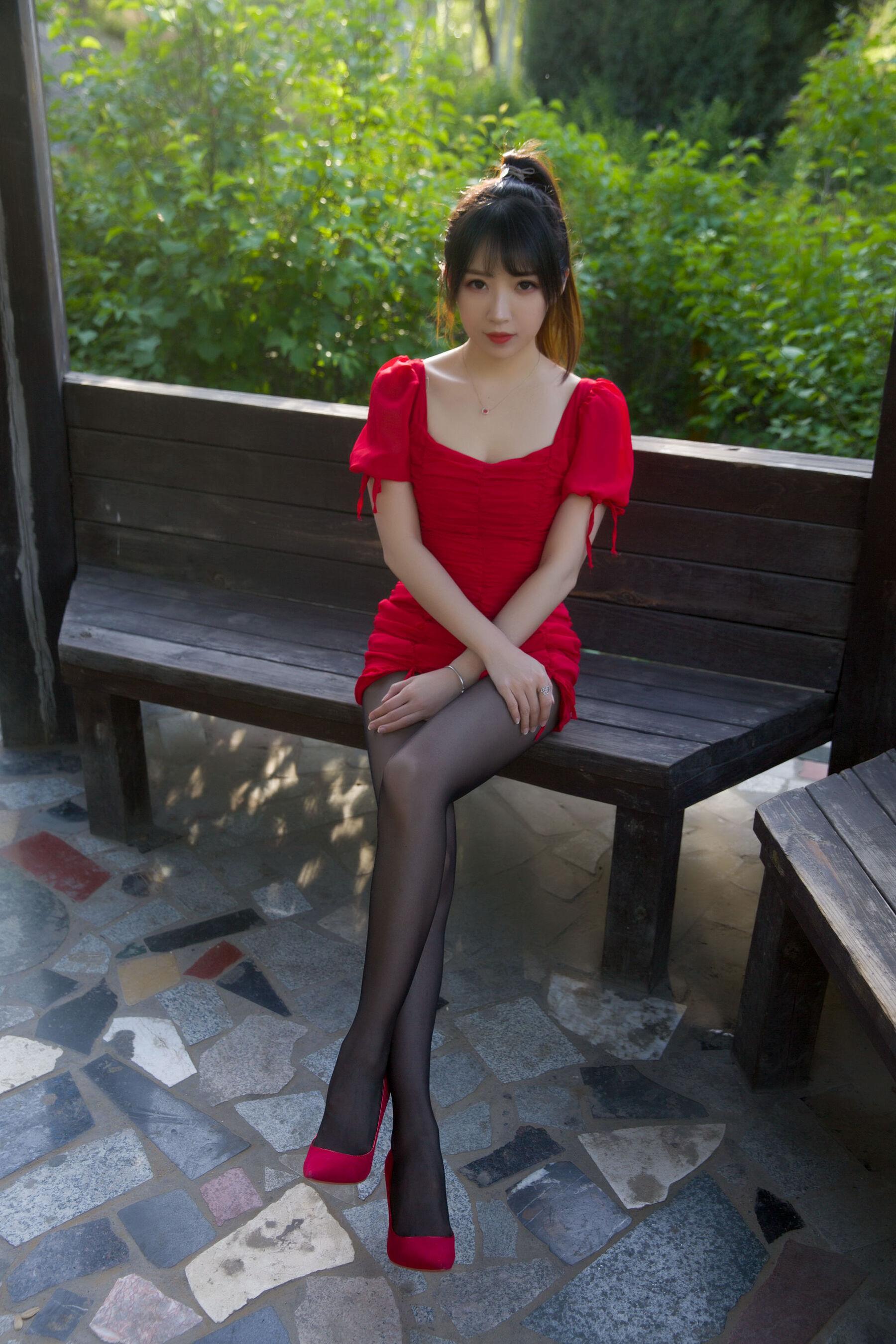 国模套图 小女巫露娜《户外小红裙》(5)