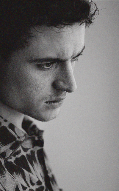 Max Irons PpzVx3f7_o