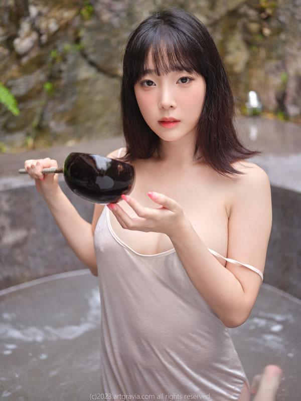 丰满美女姜仁卿白色吊裙户外温泉湿身写真(5)