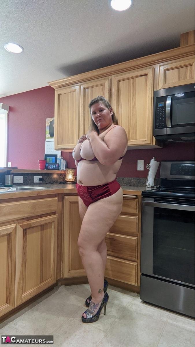 Amateur woman Busty Kris Ann shows her big tits and butt in her kitchen(9)