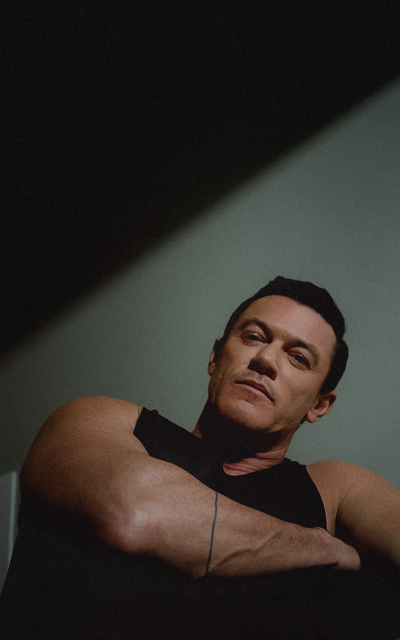 Luke Evans RPlxdqLY_o