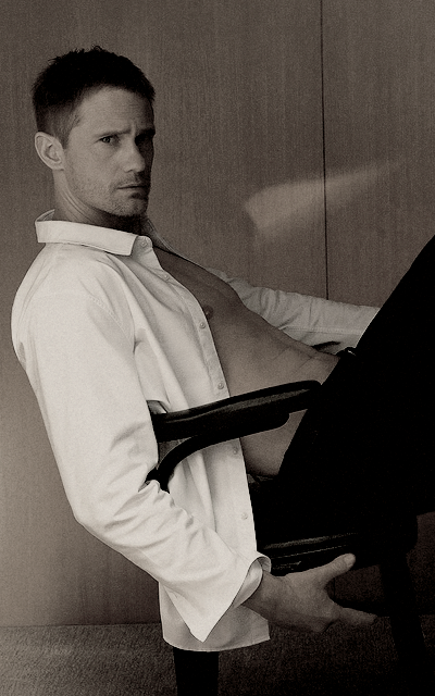 Alexander Skarsgard  - Page 2 HG65jvOF_o