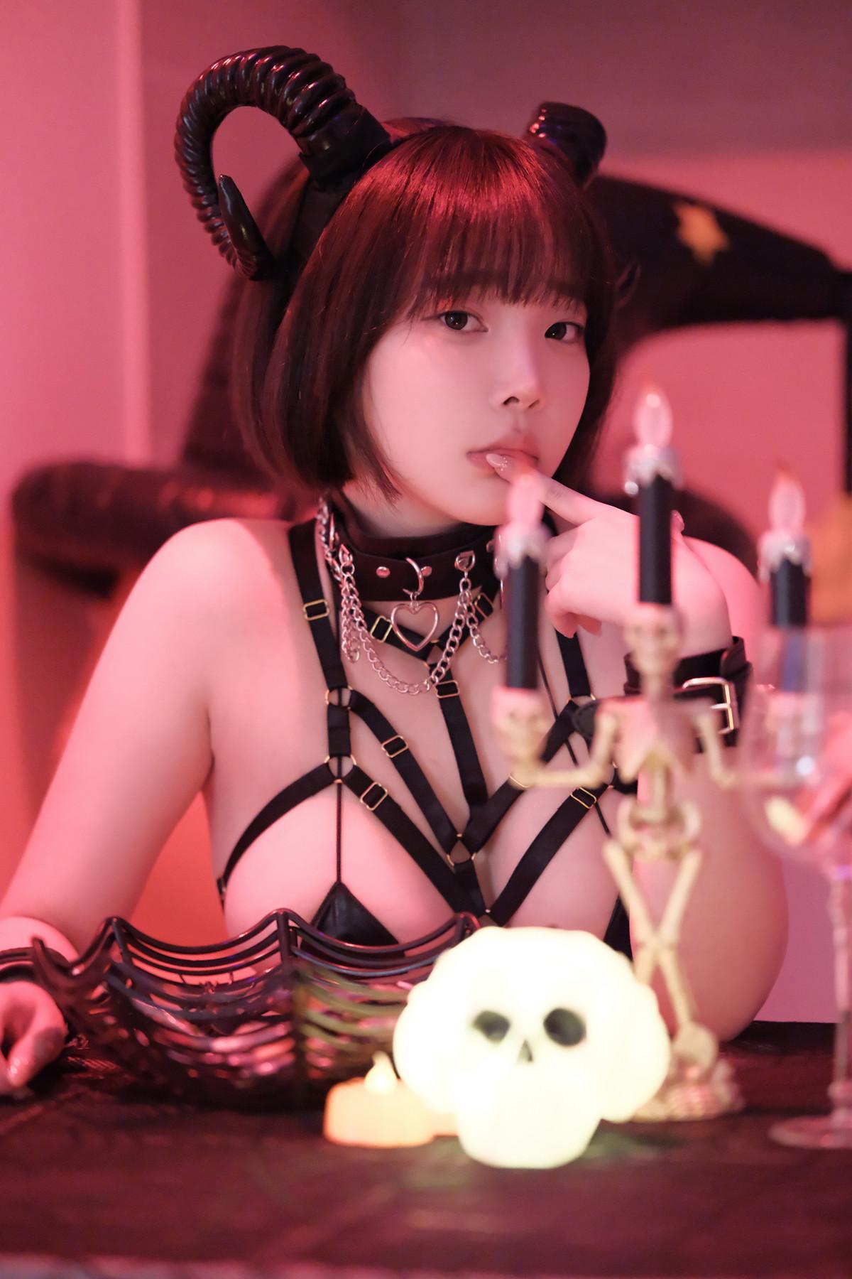 Kang Inkyung 강인경, Photobook ‘Halloween’ Set.01(3)