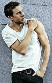 Charlie Hunnam 1AoqqD1q_o