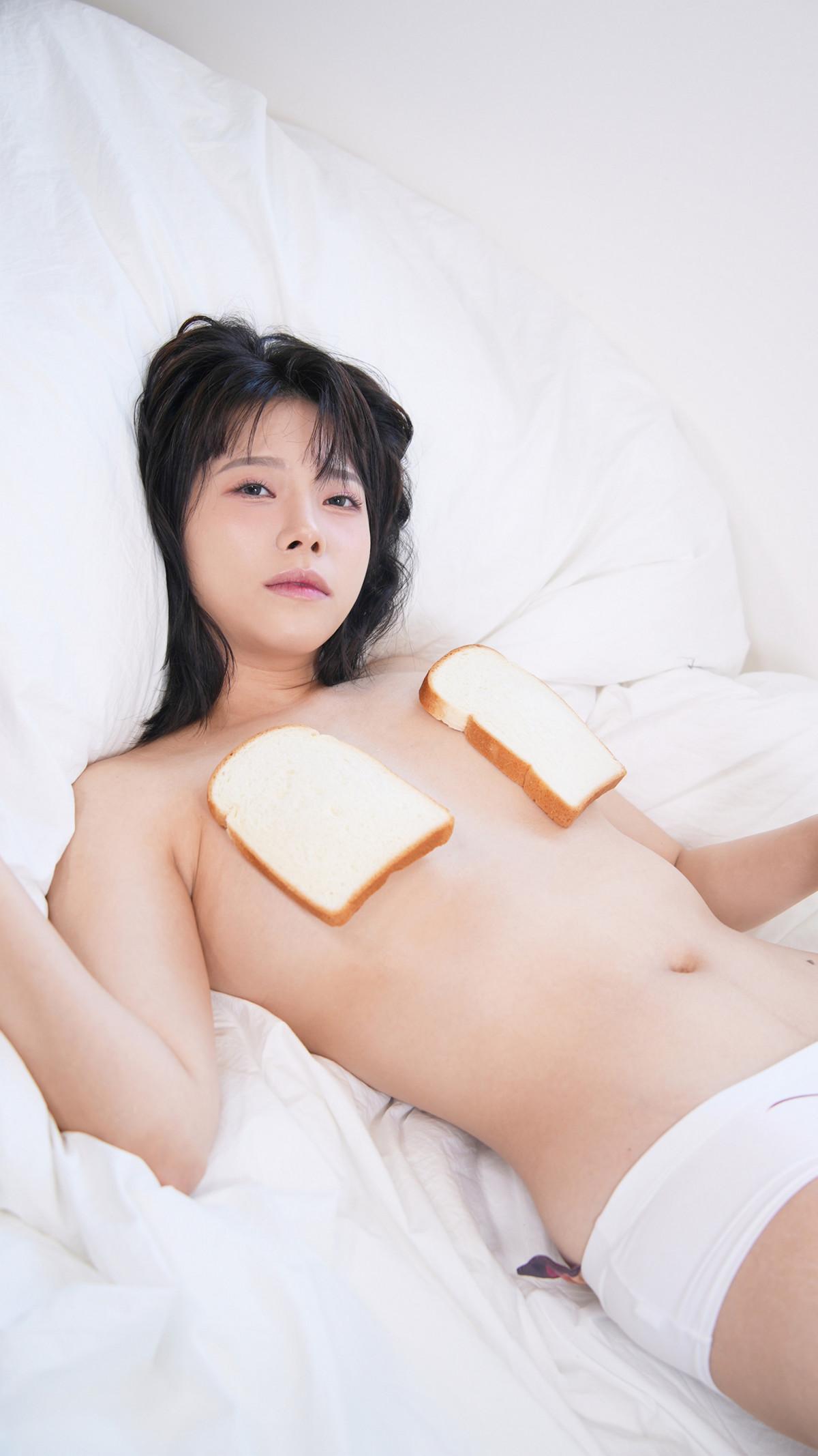 Haeppoyan 해뽀얀, PhotoBook ‘Girlfriend On The Bed’ Set.03(19)