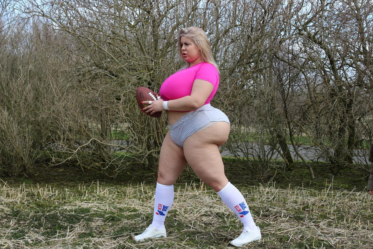 Curvaceous football player Natasha Crown flaunts her huge ass outdoors(8)