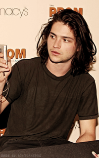 Thomas McDonell TeVygKUl_o