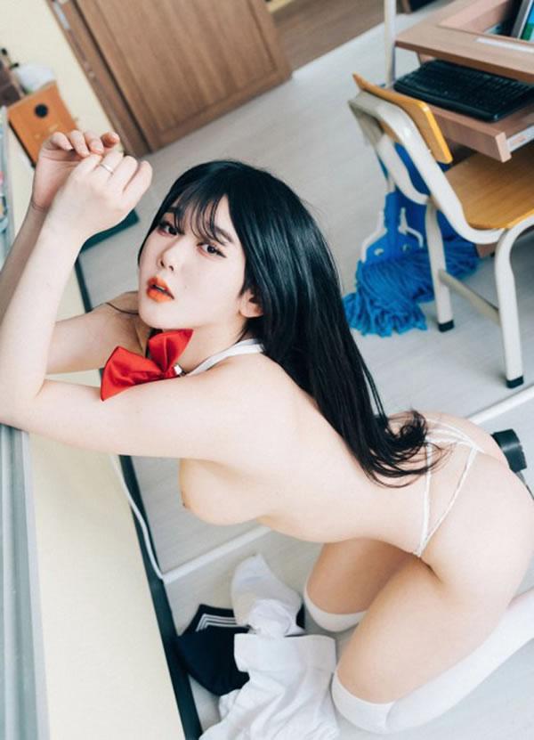 校园里的JK美少女Zia私拍福利视图(19)