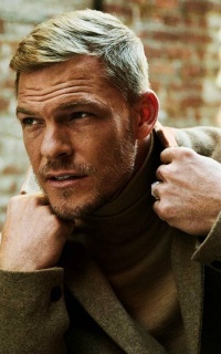 Alan Ritchson Km0ilBgm_o