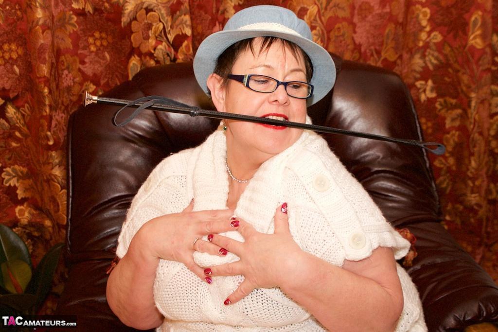 Obese mature woman exposes her big tits and pussy with her glasses on(10)