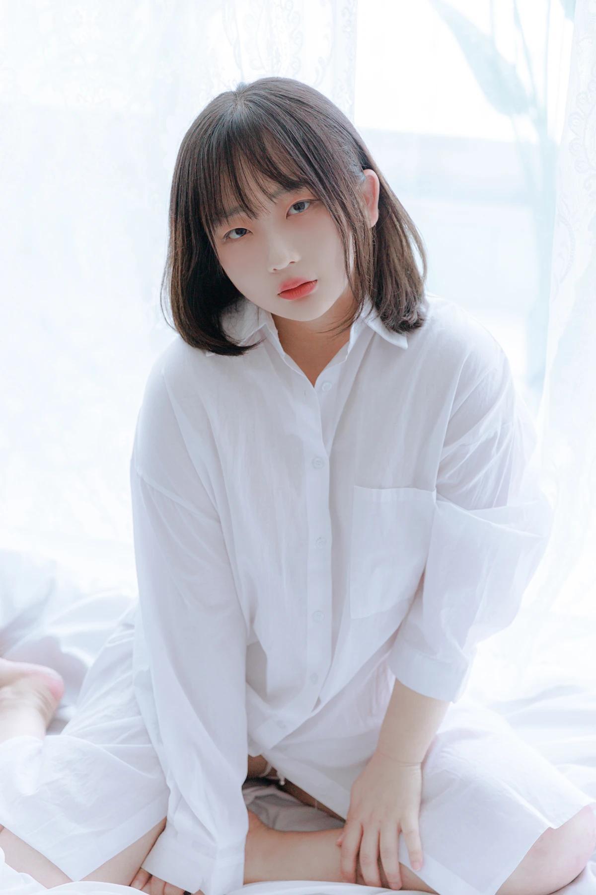 Mozzi 모찌, Photobook 「A Wet Day」(1)