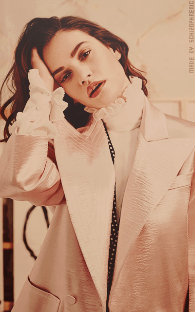 Lily James AYfThzdS_o