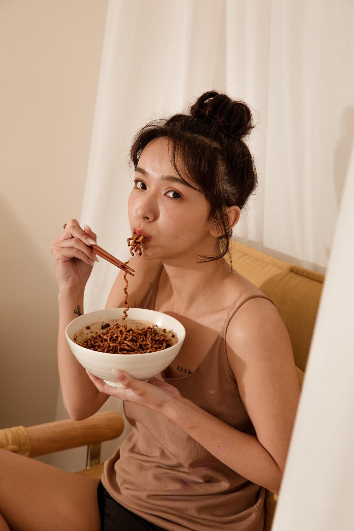 Kimi Chang 禾羽, 雙人寫真弓長牙佳涵+香 Set.04(5)