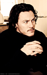 Luke Evans DgedGY9K_o