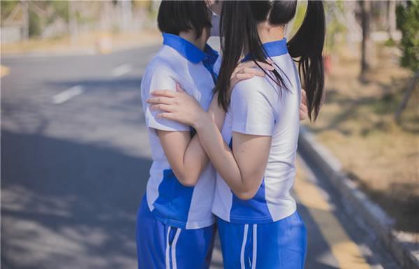 福利姬软软酱&悠宝三岁-大学露出无圣光写真(1)