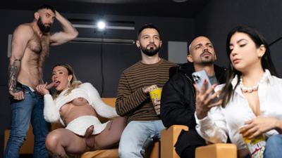 الشيميل الشبقة تستمتع بقضيب داخل طيزها داخل السينما خلف ظهر الجميع