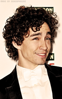 Robert Sheehan KiGI6VXM_o