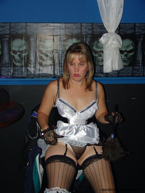 Sweet mature amateur Double Dee and hot strippers show their tits in a club(10)