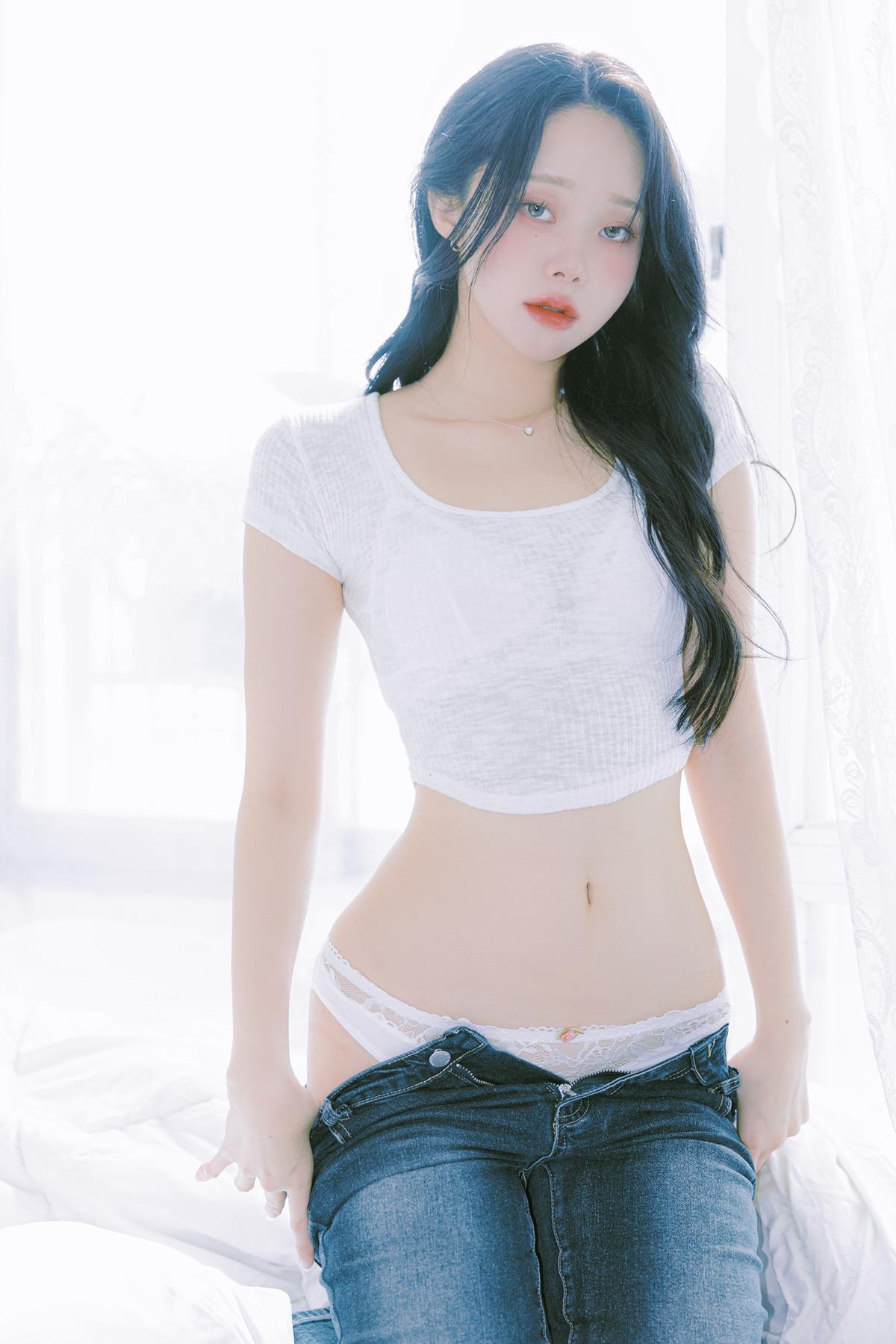Inah 이나, PhotoBook 「Blooming Day」 Set.01(4)