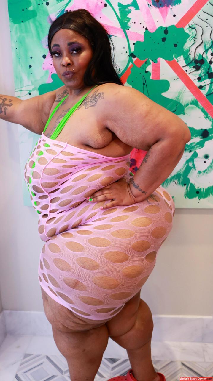 Obese black woman Simone Thyke works her huge ass during SFW action(12)