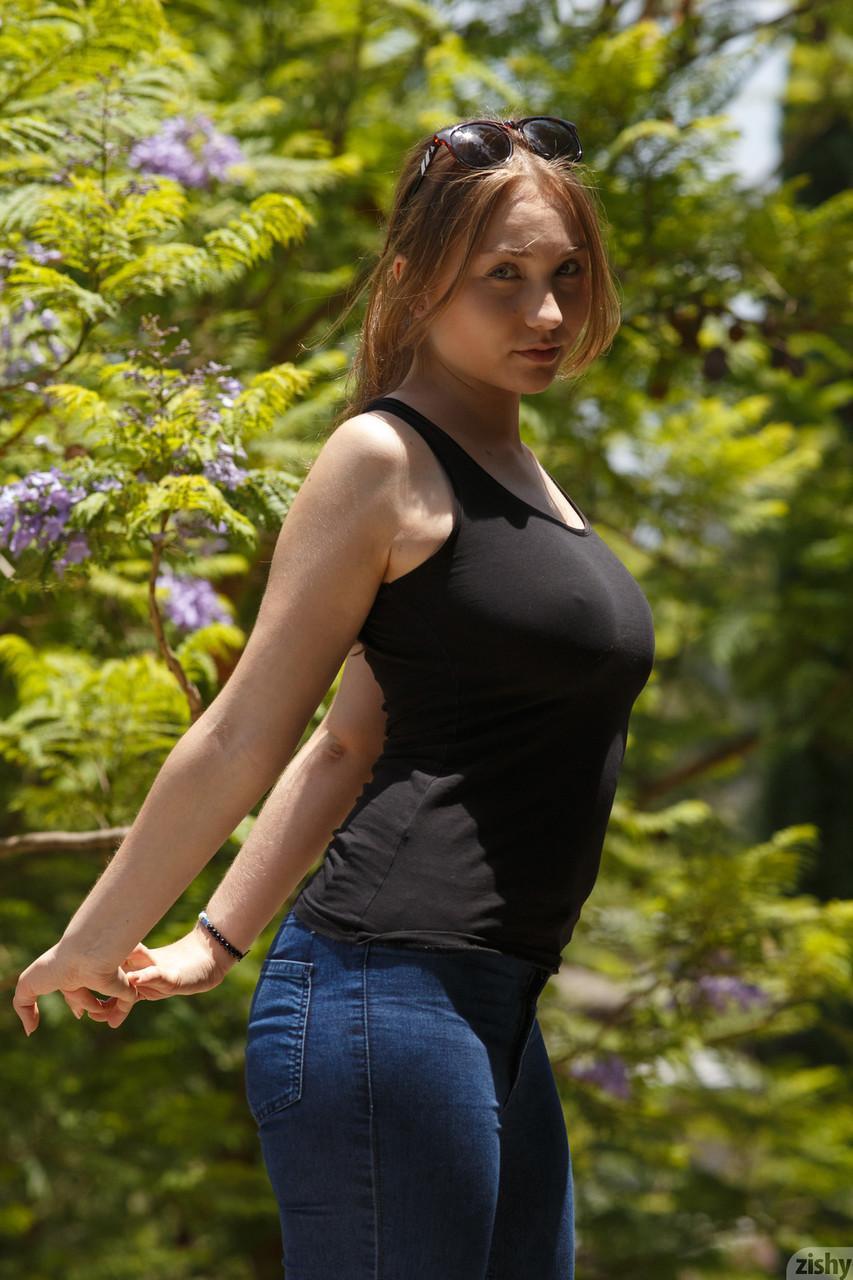 Petite Polish babe Zuzanna Miros shows her curves in blue jeans and leggings(1)