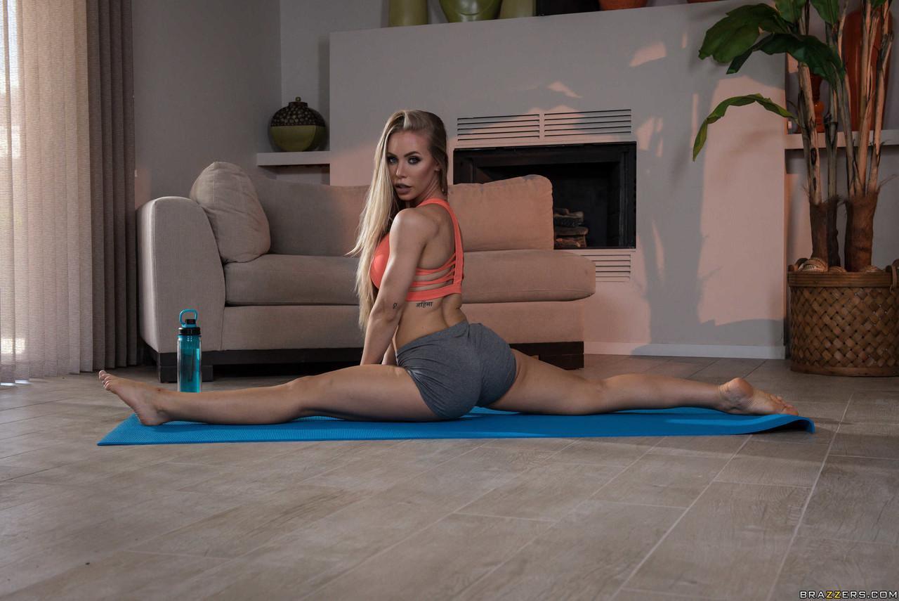 Sexy wife Nicole Aniston strips & reveals her amazing body during yoga class(5)