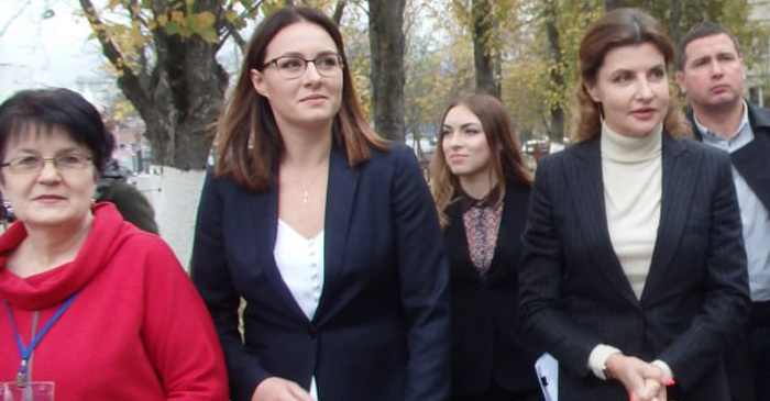 Марину Порошенко в Чернігові Юлія Свириденко зустрічала в туфлях на босу ногу Марину Порошенко в Чернігові Юлія Свириденко зустрічала в туфлях на босу ногу