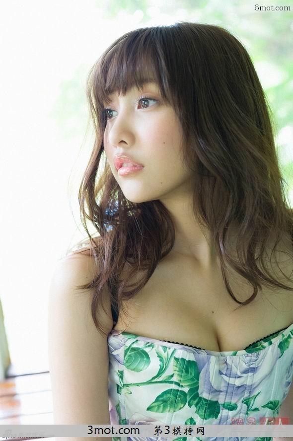 日本F杯嫩模佐野雏子性感写真 上围丰满抢镜(2)