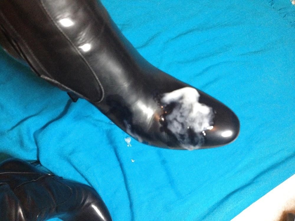 Black burberry rain boots-6286