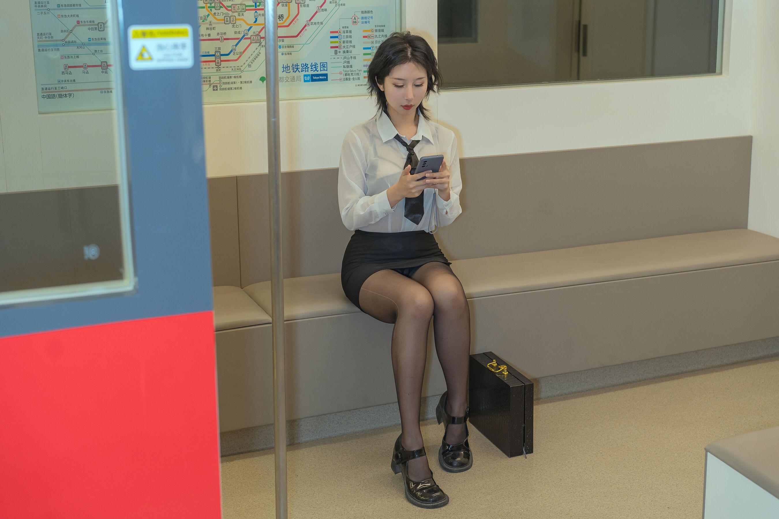 未分类性感写真 秋和柯基x火锅味的奶桃桃《电车》(2)