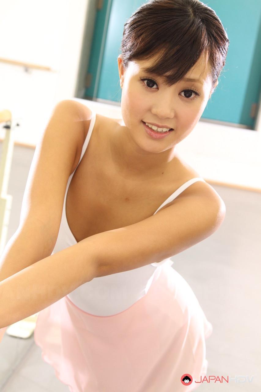 Japanese ballerina Ruri Kinoshita stretches her young body in tights & tutu(13)