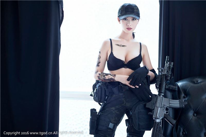 推女神纹身美女展如美国女大兵制服性感霸气写真(6)