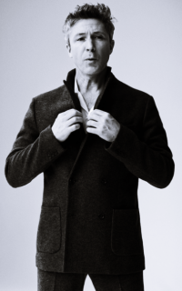 Aidan Gillen CeD5iIN2_o