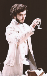 Alexander Vlahos AvsyD9bC_o