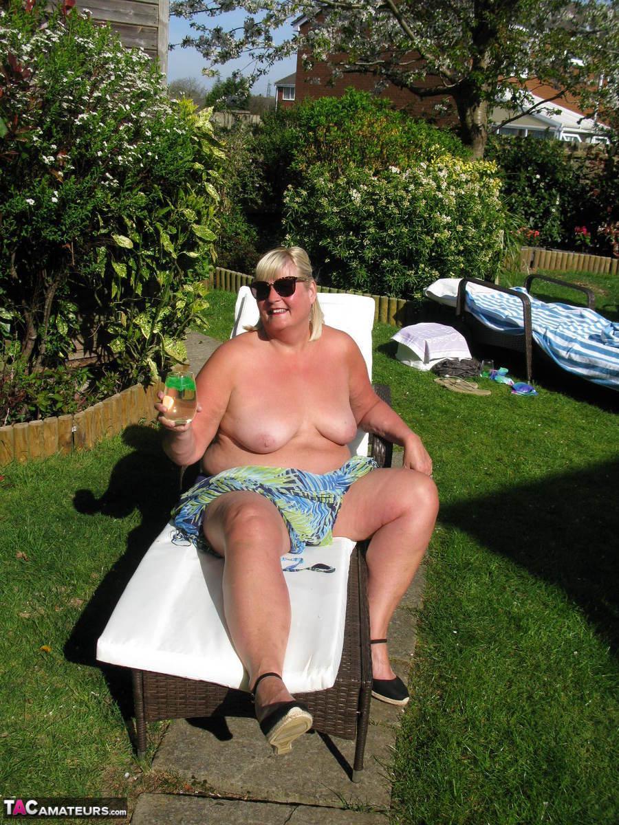 Fat mature woman Chrissy Uk sucks a dick after making her nude debut in a yard(11)