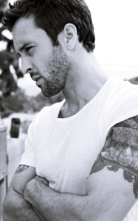 Alex O'Loughlin C2R0gqU4_o