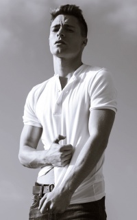 Colton Haynes 7V7bLxqR_o