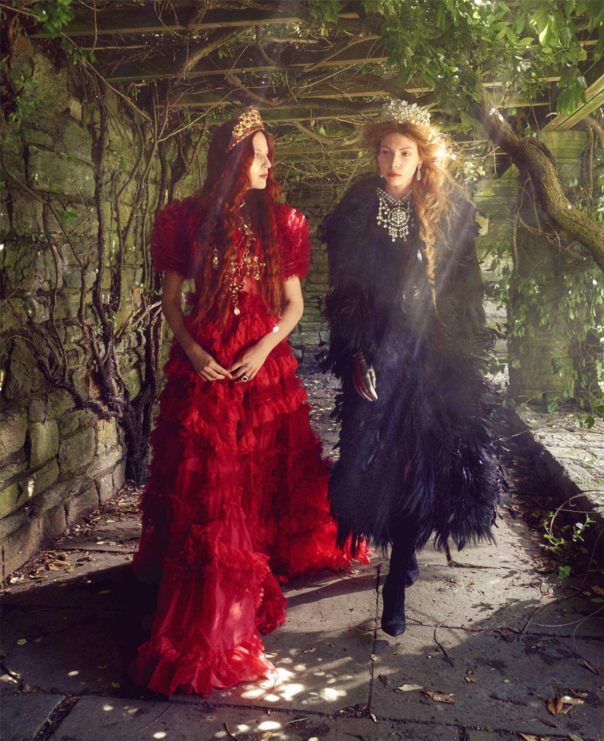 Мария, королева Шотландии и Елизавета I, королева Англии / Julia Banas and Lea Julian by Mark Seliger / Harper’s Bazaar US september 2018 Мария, королева Шотландии и Елизавета I, королева Англии / Julia Banas and Lea Julian by Mark Seliger / Harper’s Bazaar US september 2018