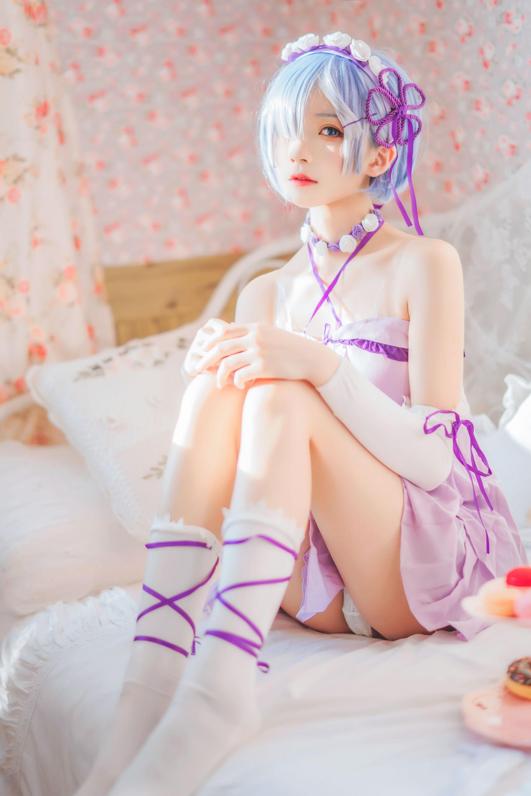 [Cosplay写真] 桜桃喵 – 蕾姆小睡裙(10)