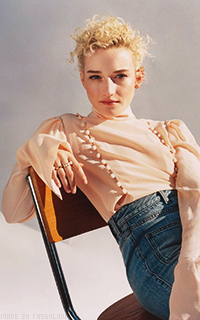 Julia Garner REc74mEd_o