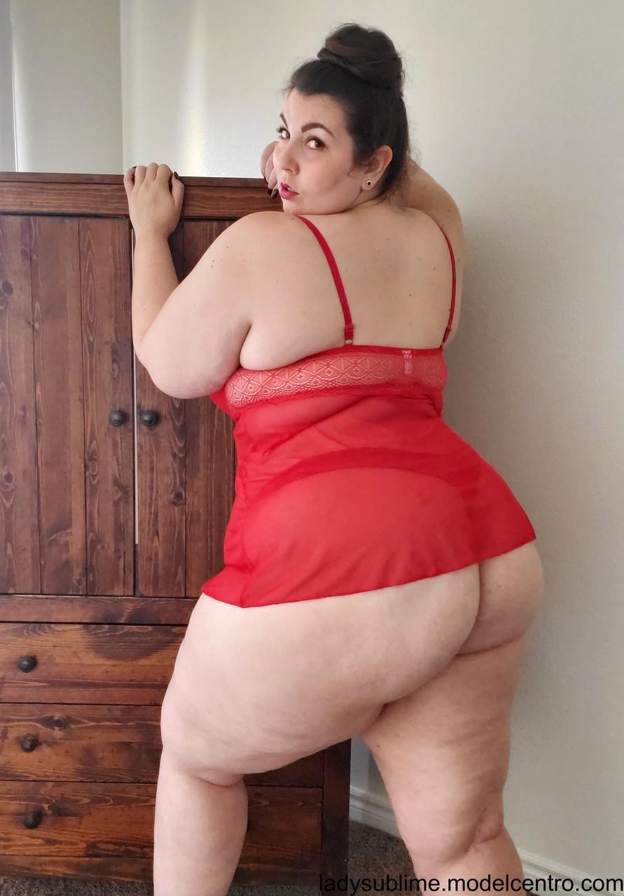 Fatty in a red negligee Lady Sublime flaunts her big juggs while sucking a toy(3)