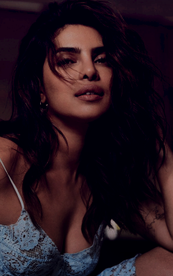 Priyanka Chopra AlJUovcg_o