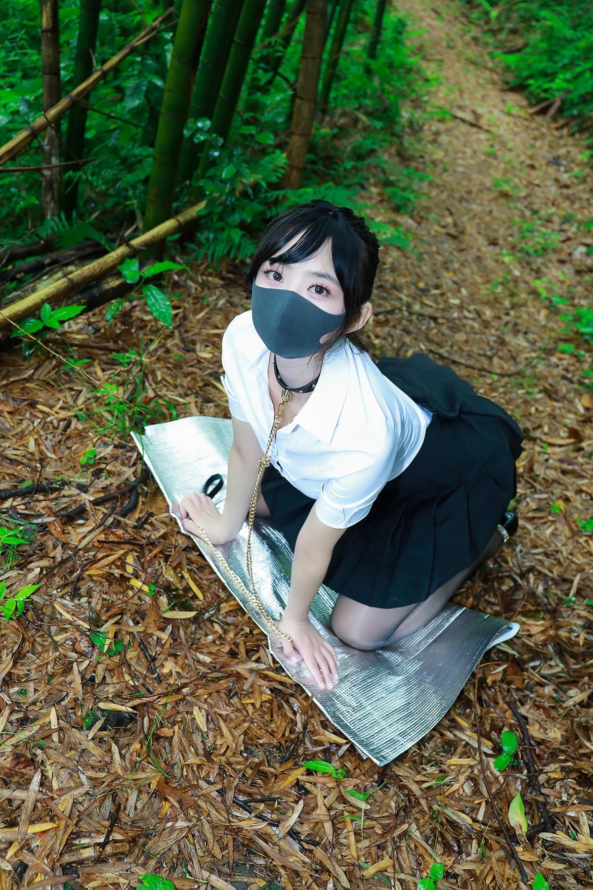 李佳LiJia – 黑百褶裙森林(12)