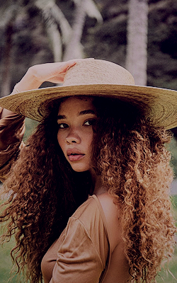 Ashley Moore UTayzWbi_o